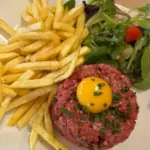Tartare de bœuf charolais frites maison et salade
