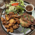 Confit de canard, pommes grenaille sautée a l'aile, sauce au poivre 