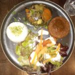 Assiette végétarienne steak végétarien, riz et légumes du moment