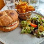 Burger, steak charolais sauces fromage, frites maison 