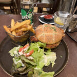 Burger fermier au poulet croustillant, sauce moutarde miel, frites maison et salade