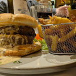 Double Burger, steak charolais sauces fromage, frites maison 