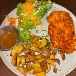 Poulet croustillant, pommes grenaille sautées sauce au poivre 