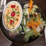 Ravioles de Royan gratinée a la créme et salade .